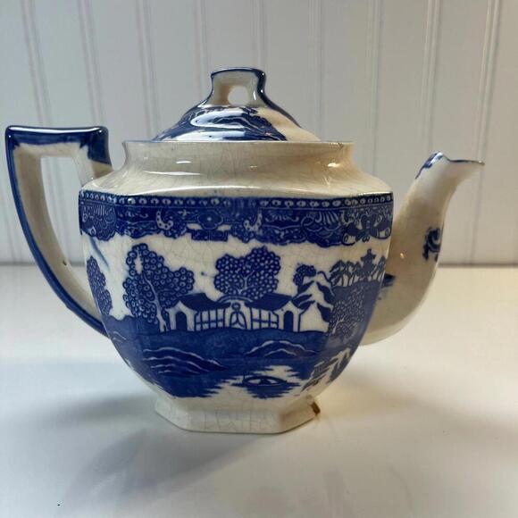 Vintage Blue Willow Tea Pot Made In Japan **Decorative not for use Please READ** - Picture 3 of 9